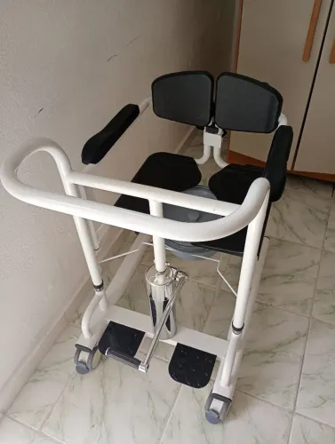 Cadeira de transferência NOVA - Rodas traváveis, Regulável e Balde Coletor.