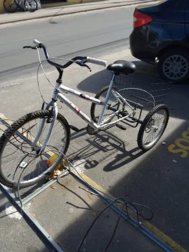 Triciclo a pedal muito novo