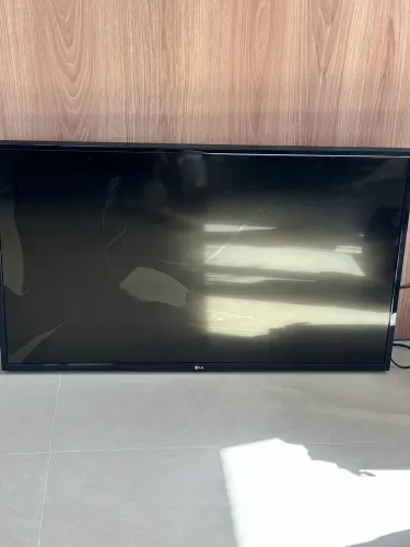Televisão com tela quebrada