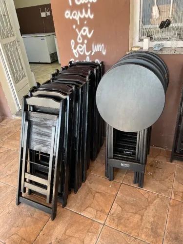 Mesa de bar alta com 2 cadeiras