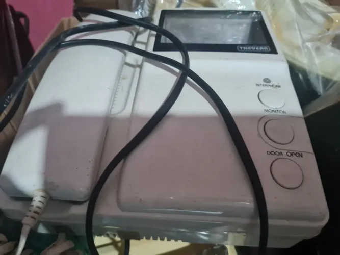 Vento : Porteiro eletrônico, são 4 aparelhos. 