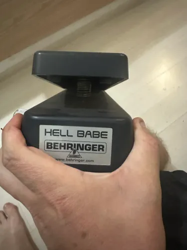 Pedal de Wah Behringer Hell Babe