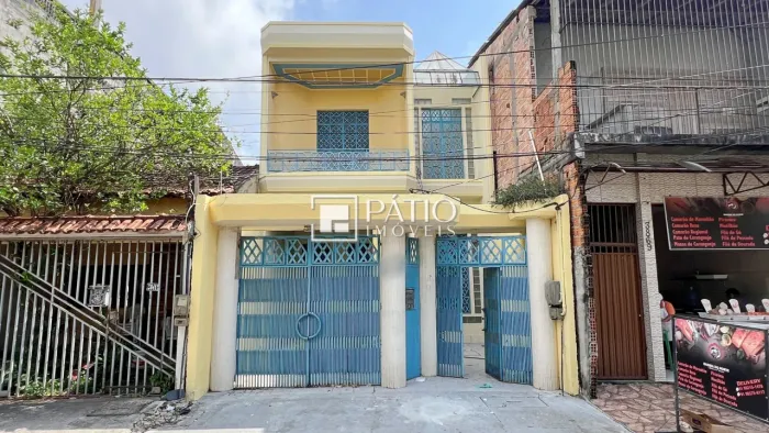 MARCO. Linda casa de 3 pavimentos, 4 dormitórios, vaga de garagem. Ótima localização.
