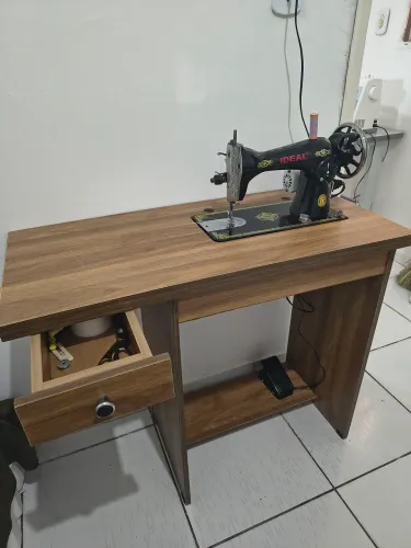 Máquina de Costura Reta Pretinha Ideal
