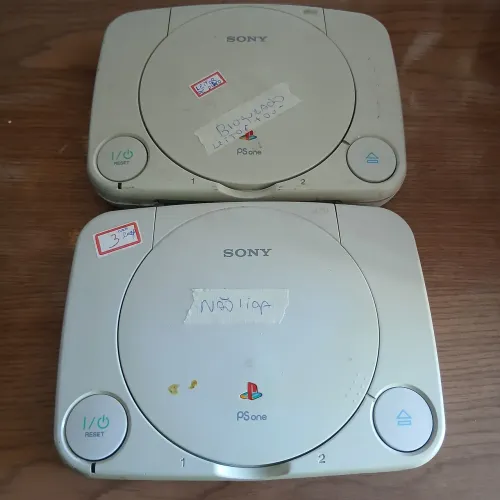 2 PLAYSTATIONS UM COM DEFEITO NO ESTADO