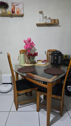 Mesa com 4 cadeiras