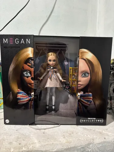 Megan Skullector