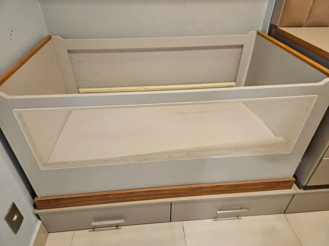 Berço moderno com colchão 