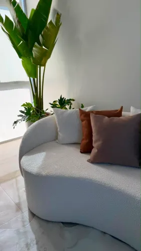 Sofá curvo orgânico em maxi bouclê off white 2 metros