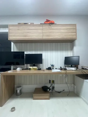 Escritorio-bancada 2,5m e armário superior 2 m