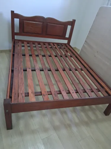Cama de casal, com colchão Ortobom.