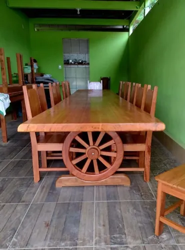 VENDE-SE MESA DE MADEIRA MACIÇA ANGELIM COM 14 CADEIRAS