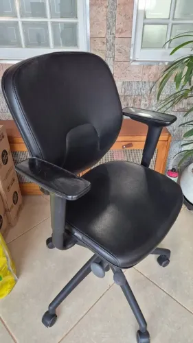 Cadeira escritório Giroflex impecável