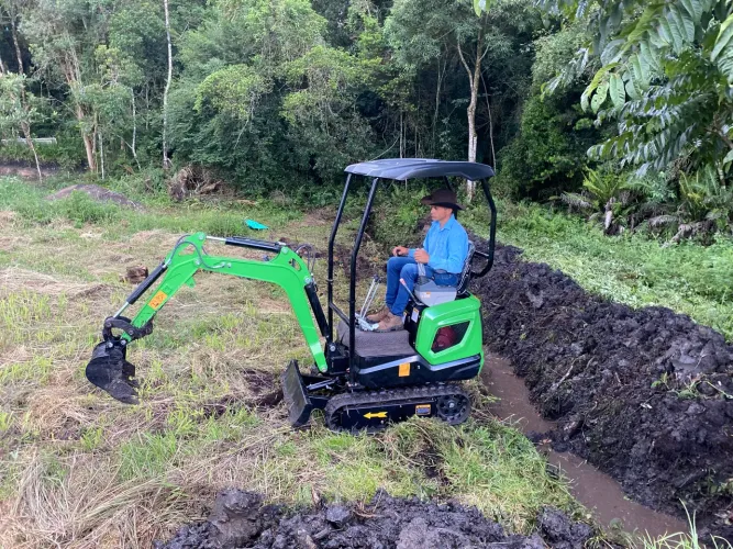 LOCAÇÃO DE MINI ESCAVADEIRA R$150,00/hora