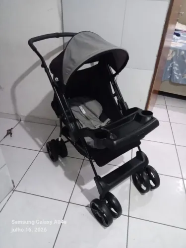 Carrinho de bebê semi Novo unissex