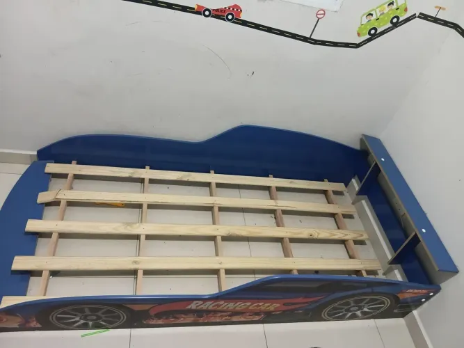 Cama infantil formato de carro