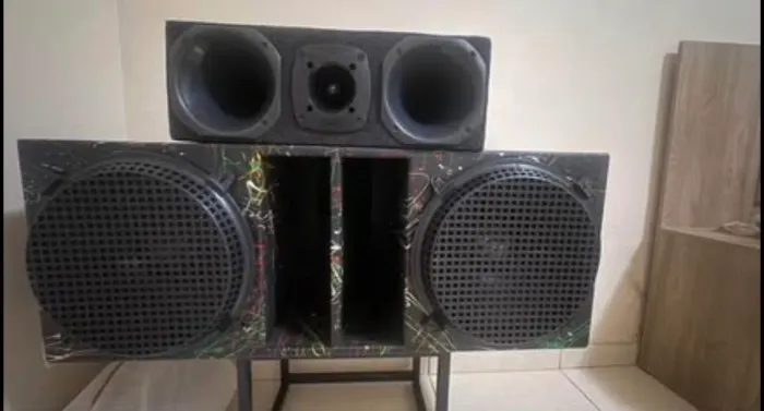 Caixa com dois Ultravox de 650rms + cornetas d250