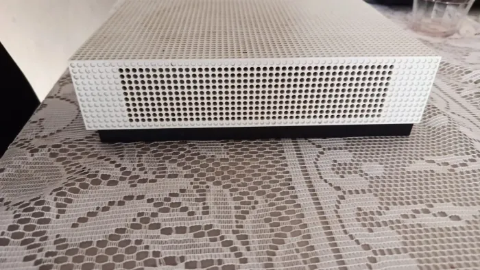 Xbox One S, com dois controles funcionando perfeitamente