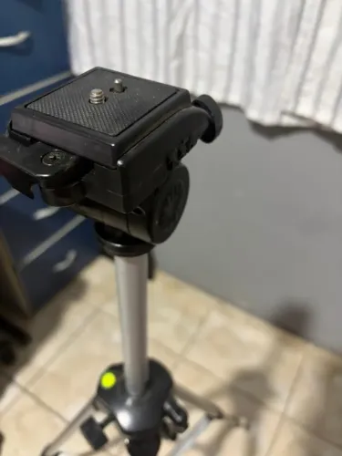 Tripé de Alumínio para Câmera/Smartphone com Cabeça Ajustável e Nível - Bom Estado