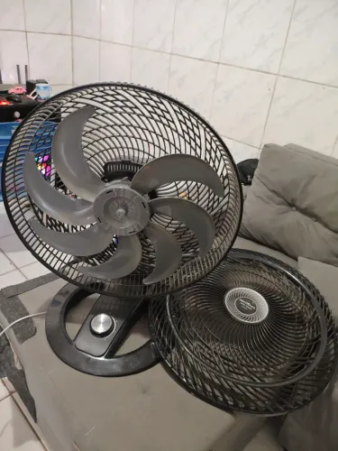 Ventilador Britânia BVT50T com uma hélice quebrada 
