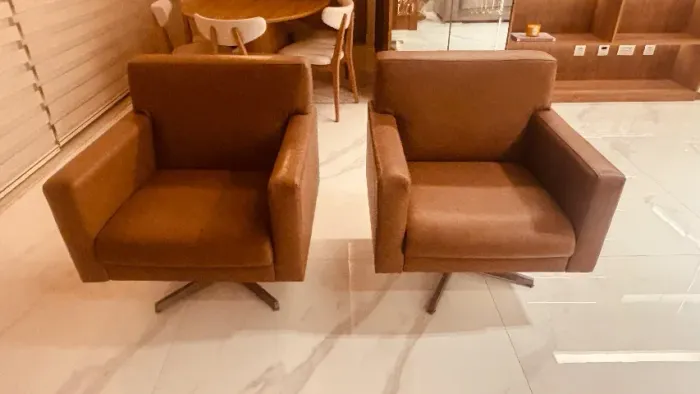2 poltronas giratórias em couro
