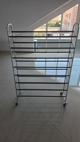 Porta calçados em metal com rodinhas com 8 níveis de divisórias