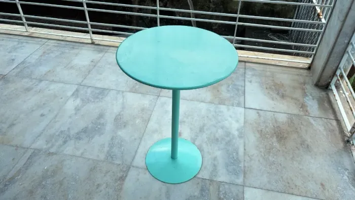 Mesa de Ferro redonda cor verde .