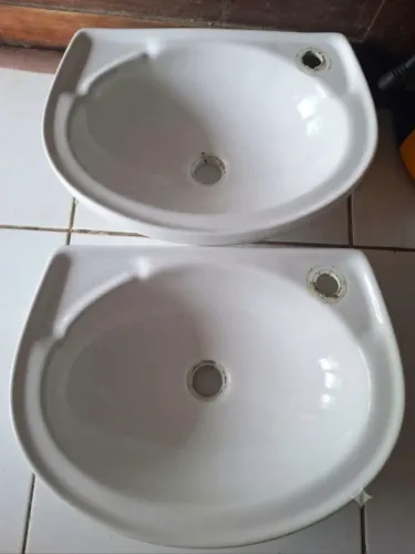 Par de pias / lavatórios de cerâmica para banheiro - Usadas