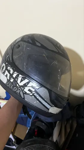 Capa de chuva e capacete