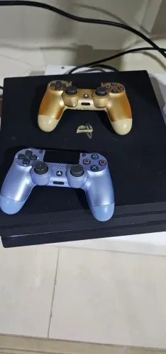PS4 Pro + 2 Controles Especiais (Azul e Dourado) + 4 Jogos