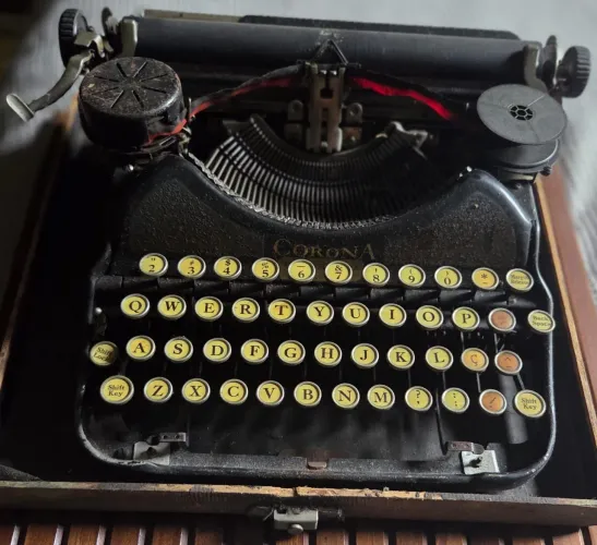 ? Máquina de Escrever Antiga Corona 3 ? Teclado Português (Ç) ? Maleta Original