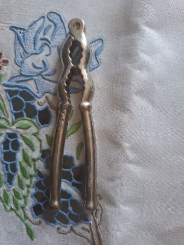 Quebra-nozes Antigo em Metal | Vintage | 13,5 cm