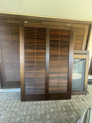 Portas de madeira com venezianas + portas de vidro e tela