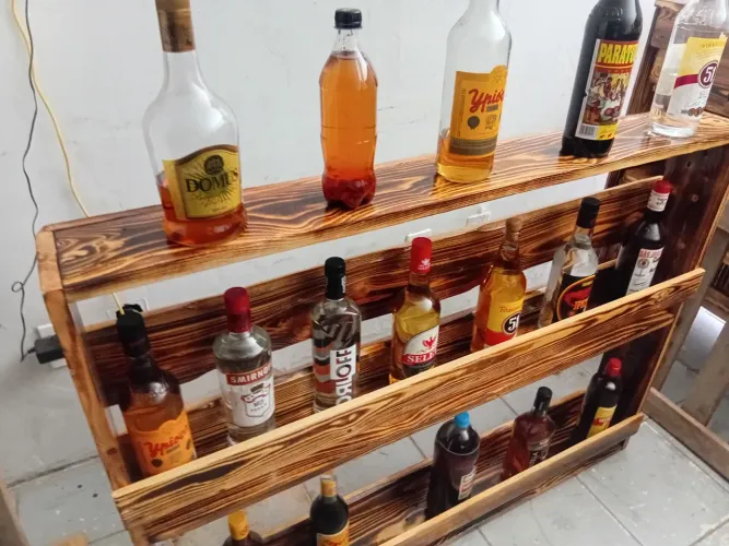 Vendo uma prateleira de parede pra bebidas quentes em geral nova.