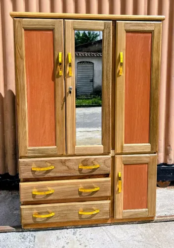 Guarda roupa de 3 portas novo .