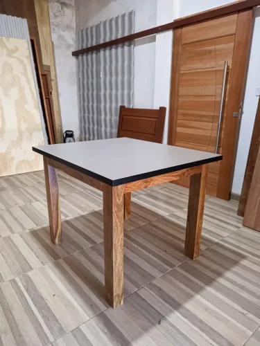 Mesa de Jantar MDF e Madeira | Compacta e Elegante