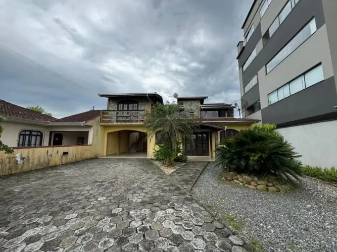 SOBRADO no IRIRIÚ com 3 quartos para LOCAÇÃO, 180 m²