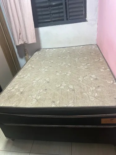 Cama de casal e colchão da cama
