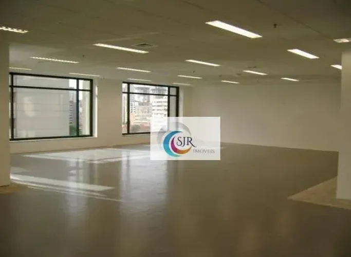 Conjunto comercial de 381 m² próximo ao metrô MOEMA