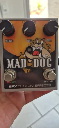 Pedais e cubo de guitarra