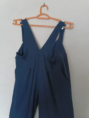 Conjunto feminino tipo macacão com decote, TAMANHO G. Com bolsos frontais, zíper e pregas.