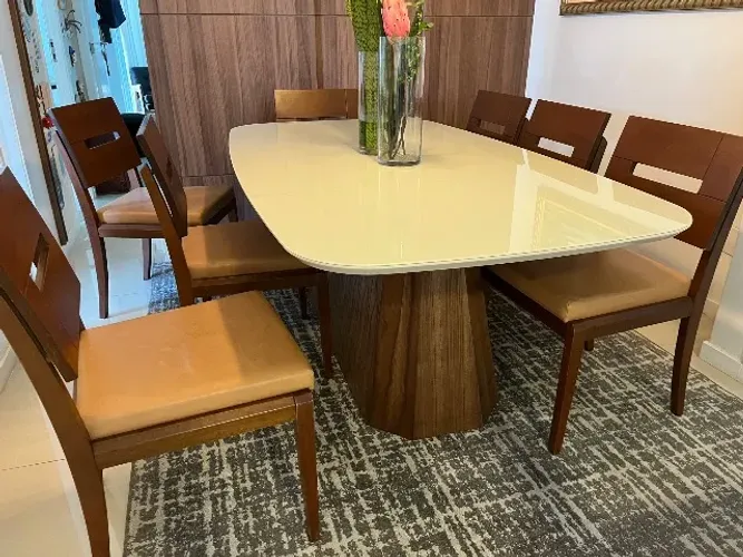 Mesa de jantar (1m x 2m) com tampo de vidro perfeita. Cadeiras em madeira (8unid.) 