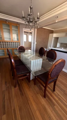 Mesa de Jantar Tampo de vidro Pé de Laca cadeiras em Mogno 