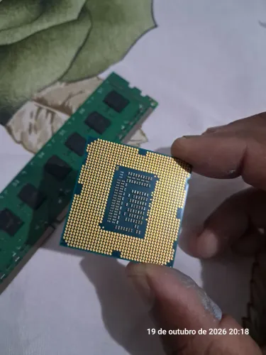 PROCESSADOR XEON V2 1155 E MEMORIA RAM 4 GBS DDR 3