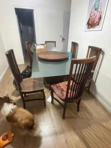 Mesa retangular de vidro com 6 cadeiras de madeira