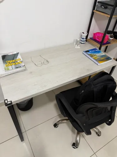 Mesa de escritório estilo industrial