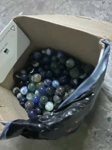 Caixa lotada de bolinha gude 