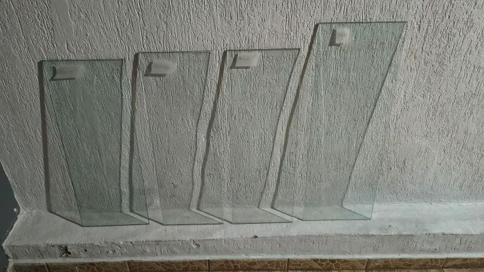 4 prateleiras de vidro com suporte e uma de MDF