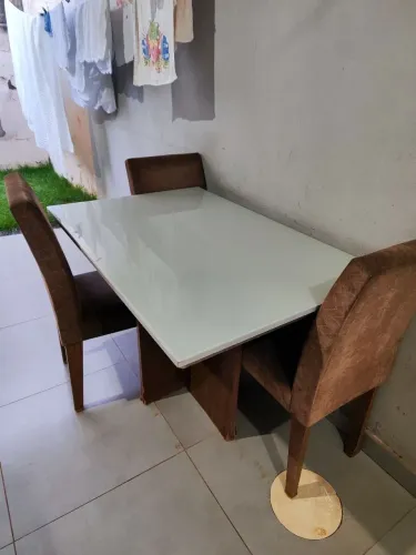 Mesa com 3 cadeiras com detalhes 