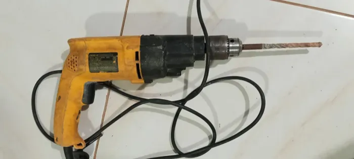 Furadeira 220V 200 reais
